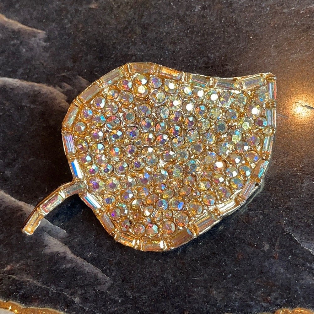 VTG H.Pomerantz & Co. N.Y. Large gold tone leaf brooch covered in rhinestones 3”